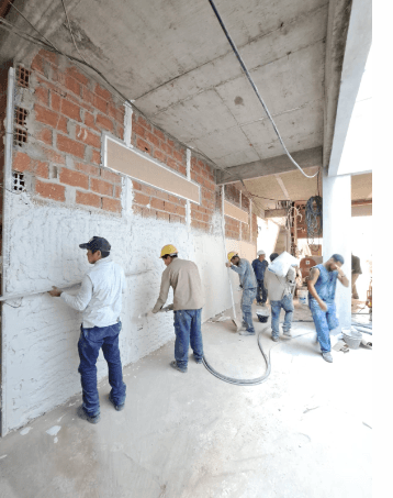 Trabajadores en terminaciones interiores