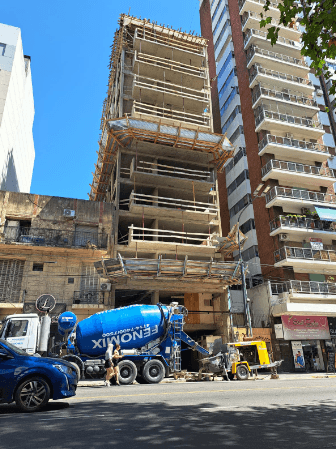 Obra en altura con grúa